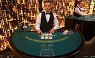 Das Bild zeigt eine Spielszene an einem 3 Card Poker Live Tisch. Der Dealer gewinnt mit einem Paar.